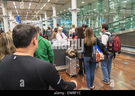 Contrôle des passeports contrôle de l'immigration à St Pancras gare avant de monter dans l'Eurostar pour Paris,France Banque D'Images