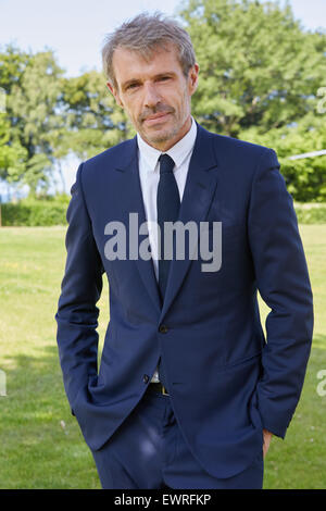 Heiligendamm, Allemagne. 29 Juin, 2015. L'acteur français Lambert Wilson pose en marge du tournage de la production franco-italienne du film 'Le Confessioni' à Heiligendamm, Allemagne, 29 juin 2015. Le thriller est pour célébrer sa première mondiale au festival du film de Cannes en 2016. Photo : GEORG WENDT/dpa/Alamy Live News Banque D'Images