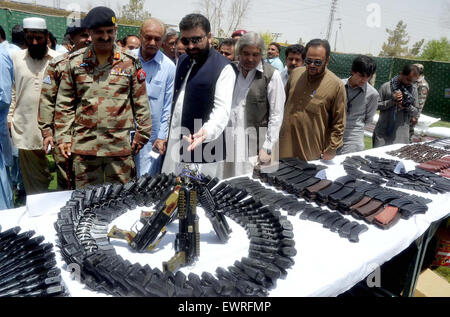 Accueil du Baloutchistan, Ministre Sarfaraz Bugti le long d'autres armes récupérées à l'inspection au cours de raids dans les différentes parties de la province par le FC, FC au Siège à Quetta, le mardi, 30 juin 2015. Banque D'Images