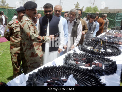 Accueil du Baloutchistan, Ministre Sarfaraz Bugti le long d'autres armes récupérées à l'inspection au cours de raids dans les différentes parties de la province par le FC, FC au Siège à Quetta, le mardi, 30 juin 2015. Banque D'Images