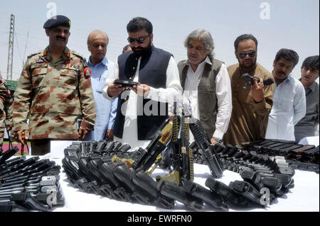 Accueil du Baloutchistan, Ministre Sarfaraz Bugti le long d'autres armes récupérées à l'inspection au cours de raids dans les différentes parties de la province par le FC, FC au Siège à Quetta, le mardi, 30 juin 2015. Banque D'Images