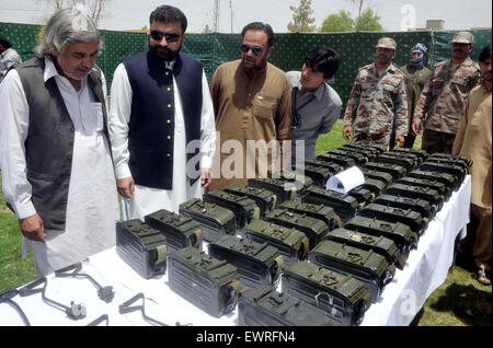 Accueil du Baloutchistan, Ministre Sarfaraz Bugti le long d'autres armes récupérées à l'inspection au cours de raids dans les différentes parties de la province par le FC, FC au Siège à Quetta, le mardi, 30 juin 2015. Banque D'Images