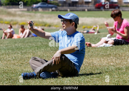 Bath, Royaume-Uni, le 30 juin, 2015. Un touriste prend un bain avant de selfies's célèbre Royal Crescent comme privé prévoient que le beau temps se poursuivra et que demain peut être la journée la plus chaude de l'année jusqu'à présent. Credit : lynchpics/Alamy Live News Banque D'Images