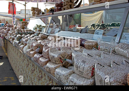 Les haricots et les noix à la vente à un marché de plein air à Rota, en Espagne. Banque D'Images