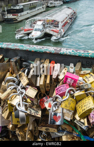 Cadenas d'amour sur le Pont de l'Archeveche,Archevêque Bridge.Photo quelques jours avant d'enlever la ville de cadenas du Pont des Arts, Paris. Banque D'Images