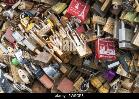 Cadenas d'amour sur le Pont de l'Archeveche,Archevêque Bridge.Photo quelques jours avant d'enlever la ville de cadenas du Pont des Arts, Paris. Banque D'Images