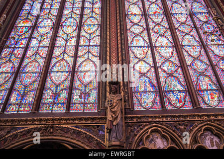 Entièrement restauré les vitraux de la Sainte-Chapelle, Sainte Chapelle, chapelle gothique médiévale royale, sur l'Île de la Cité, Banque D'Images