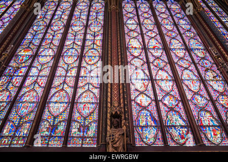 Entièrement restauré les vitraux de la Sainte-Chapelle, Sainte Chapelle, chapelle gothique médiévale royale, sur l'Île de la Cité, Banque D'Images