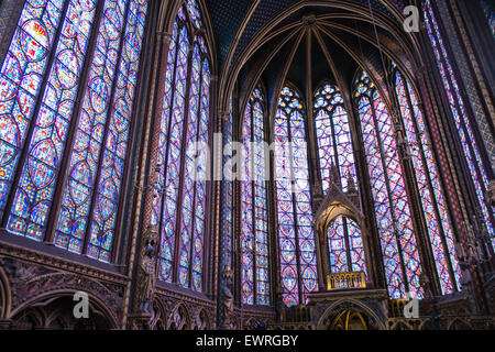 Entièrement restauré les vitraux de la Sainte-Chapelle, Sainte Chapelle, chapelle gothique médiévale royale, sur l'Île de la Cité, Banque D'Images