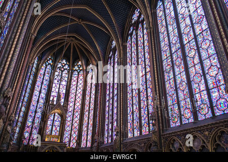 Entièrement restauré les vitraux de la Sainte-Chapelle, Sainte Chapelle, chapelle gothique médiévale royale, sur l'Île de la Cité, Banque D'Images