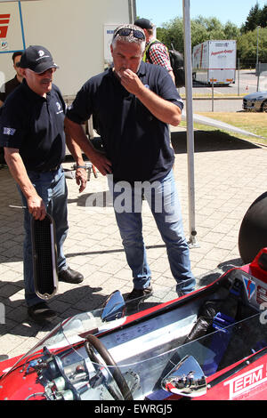 Weybridge, Surrey, UK. 30 Juin, 2015. Great British Bake Off présentateur Paul Hollywood rejoint ancienne formule 1 stars John Surtees, Damon Hill et Derek Bell pour la Fondation Henry Surtees Brooklands Défi d'équipe de Mercedes-Benz World, à Weybridge, Surrey 30.06.2015 Crédit : Theodore liasi/Alamy Live News Banque D'Images