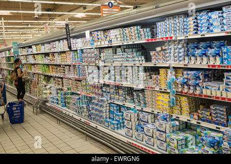 Yaourts,produits,pot,casseroles,carton, cartons,de,lait,produisent, pour la vendre à l'occasion d'un grand, d'un supermarché,allée, à Créteil, en banlieue, de,, Paris, France.Français, Banque D'Images