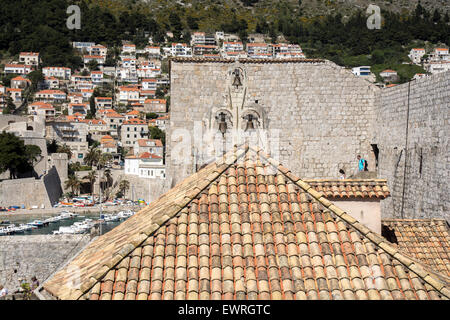 Ancien clocher sur la construction à l'intérieur de vieux mur de ville, Dubrovnik, Croatie Banque D'Images