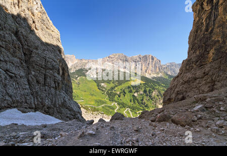 La haute vallée Badia et route pour passer de la vallée Gardena Setus, Alto Adige, Italie Banque D'Images