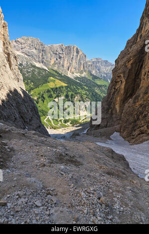 La haute vallée Badia et route pour passer de la vallée Gardena Setus, Alto Adige, Italie Banque D'Images