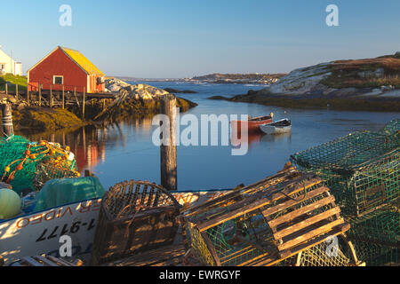 Peggy's Cove en Nouvelle-Écosse, Canada village de pêcheurs avec bateaux de pêche du homard et des casiers à homard. Ciel bleu et bâtiments colorés. Banque D'Images