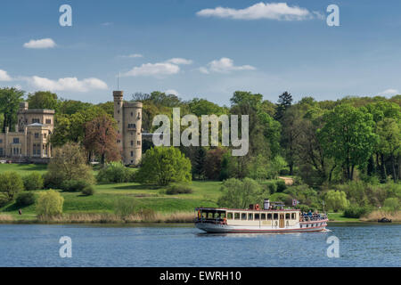 Château de Babelsberg et bateau d'excursion, de la rivière Havel, Potsdam, Brandebourg Banque D'Images