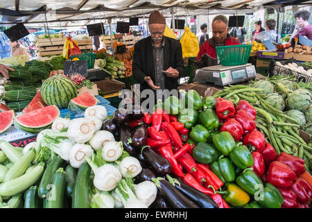 Paris, France, marché d'Aligre,,fruits,marche,piscine,Paris,wc séparés,French,vendeur de légumes légumes,vendeur, Banque D'Images