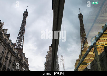 Reflet de la paroi en verre du musée au Quai Branly avec deux Tour Eiffel. Paris,France. Banque D'Images