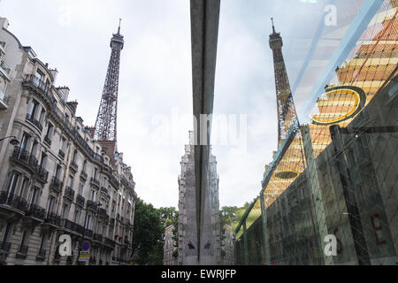 Reflet de la paroi en verre du musée au Quai Branly avec deux Tour Eiffel. Paris,France. Banque D'Images