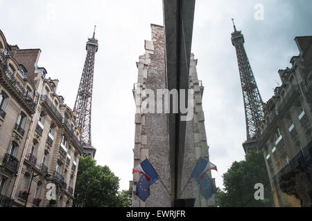 Reflet de la paroi en verre du musée au Quai Branly avec deux Tour Eiffel. Paris,France. Banque D'Images