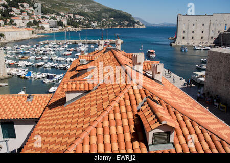 Sur le toit de tuiles en terre cuite de couleur au-dessus de port, vieille ville Dubrovnik, Croatie Banque D'Images