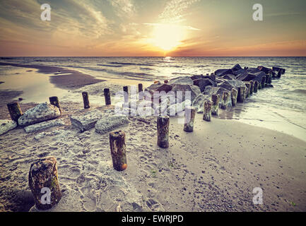 Style rétro vintage magnifique coucher de soleil sur la mer Baltique, Miedzyzdroje en Pologne. Banque D'Images