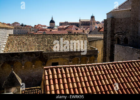 Vue sur les toits de la vieille ville de mur avec la tour du trésor de la cathédrale et la tour de l'horloge, Dubrovnik, Croatie Banque D'Images