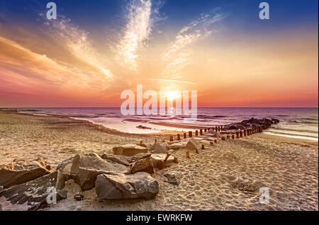 Coucher de soleil magique sur la côte de la mer Baltique, Miedzyzdroje en Pologne. Banque D'Images