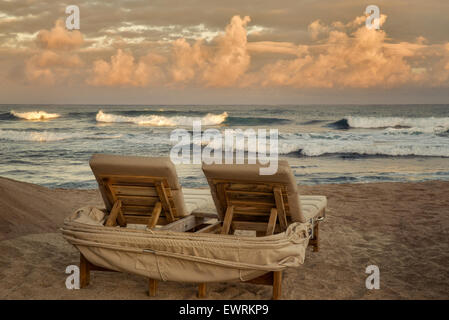 Lever du soleil et des vagues avec des chaises de plage. New York, la grande île. Banque D'Images