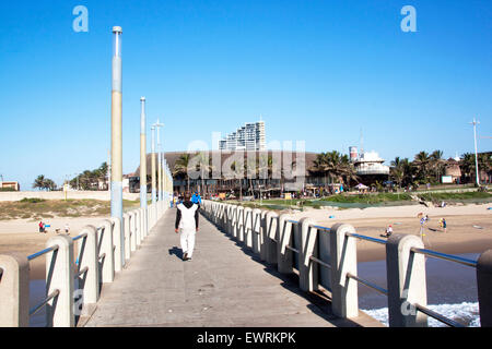 Beaucoup de gens inconnus sur pier et plage en face de l'Ushaka Marine World de Durban, Afrique du Sud Banque D'Images