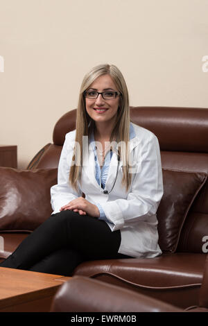 Jeune médecin détend assis dans le bureau Banque D'Images