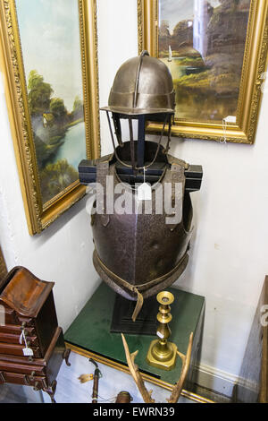 Au magasin d'antiquités dans le centre de Machynlleth, Powys, Wales, Banque D'Images