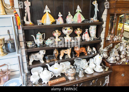 Au magasin d'antiquités dans le centre de Machynlleth, Powys, Wales, Banque D'Images