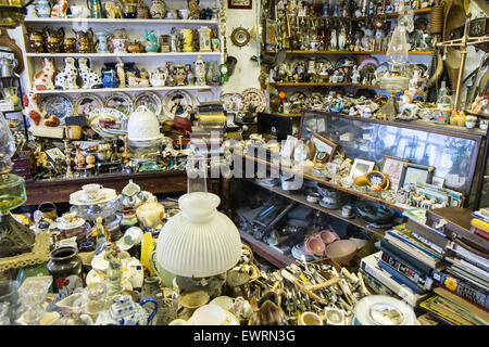 Au magasin d'antiquités dans le centre de Machynlleth, Powys, Pays de Galles, Gallois, Banque D'Images