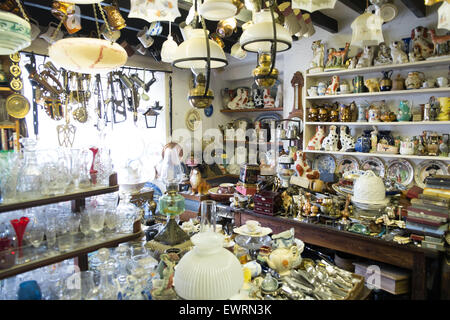 Au magasin d'antiquités dans le centre de Machynlleth, Powys, Wales, Banque D'Images