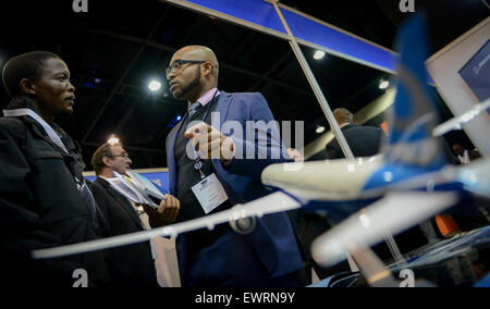 (150630) -- JOHANNESBURG, 30 juin 2015 (Xinhua) -- le chat avec les autres visiteurs au stand de la compagnie Boeing au cours de l'Afrique Festival de l'aviation au Sandton Convention Centre de Johannesburg, Afrique du Sud, le 30 juin 2015. L'édition 2015 de la plus grande exposition de transport qui comprend : l'Afrique des transports ferroviaire, aérien, les ports de l'Afrique de l'Afrique Festival et montrer le port, la sécurité des transports et de la sécurité et de l'Afrique montrent la cargaison montrent l'Afrique, a ouvert ce mardi. Environ 150 exposants mondial participent à l'événement de deux jours, qui aide les opérateurs de transport, les investisseurs et leurs partenaires à profiter o Banque D'Images