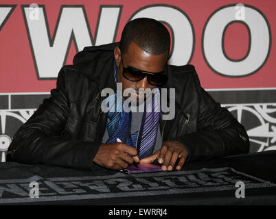 Kanye West en magasin assiste à la signature de sa nouvelle version la graduation Banque D'Images