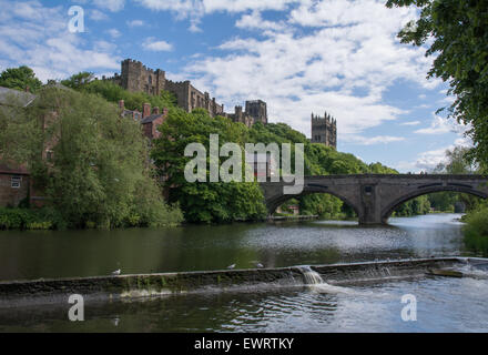Photo panoramique de la rivière porter à Durham qui traverse le château et la cathédrale à travers la ville sous Framwellgate Bridge Banque D'Images