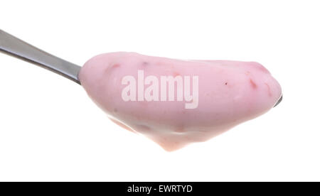 Vue latérale d'une petite portion de yogourt aux fraises sur une cuillère sur un fond blanc. Banque D'Images