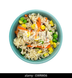 Vue de dessus d'une petite portion de riz brun et le riz sauvage avec des petits pois, de carottes et de maïs dans un bol isolé sur un fond blanc. Banque D'Images