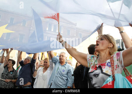 Athènes, Grèce. 30 Juin, 2015. Les manifestants se rassemblent lors d'un rassemblement organisé par des partisans de la victoire du oui pour le référendum à venir devant le parlement grec. L'Europe centrale à minuit le mardi à temps, le pays est en passe de devenir le premier pays développé à avoir le remboursement de la dette au Fonds monétaire international, que la Grèce s'enfonce de plus en plus dans une crise financière qui l'a forcé à l'échelle nationale mettre un lockdown sur les retraits d'argent. © Vafeiadakis Aristidis/ZUMA/Alamy Fil Live News Banque D'Images