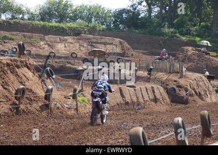 Les cycles à moteur, d'action et de cascades et de sauts de motocross Banque D'Images