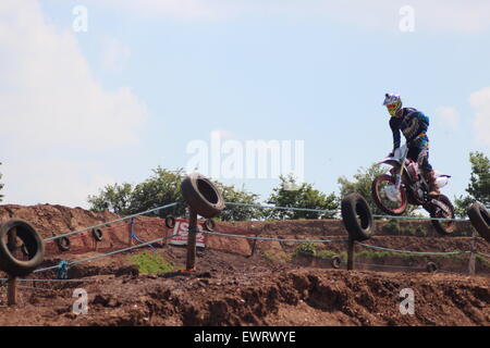 Les cycles à moteur, d'action et de cascades et de sauts de motocross Banque D'Images