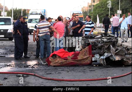 Giza, Egypte. 30 Juin, 2015. Des policiers égyptiens à inspecter le site explosion près d'un poste de police dans le quartier de Giza, Egypte, le 30 juin 2015. Trois personnes ont été tuées mardi lors d'une explosion à l'intérieur de leur véhicule en octobre Six district de Giza province près de la capitale égyptienne du Caire, le ministère de la Santé a dit dans une déclaration. © Mostafa Elshemy/Xinhua/Alamy Live News Banque D'Images