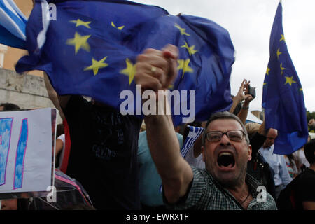 Athènes, Grèce. 30 Juin, 2015. Les manifestants se rassemblent lors d'un rassemblement organisé par des partisans de la victoire du oui pour le référendum à venir devant le parlement grec. L'Europe centrale à minuit le mardi à temps, le pays est en passe de devenir le premier pays développé à avoir le remboursement de la dette au Fonds monétaire international, que la Grèce s'enfonce de plus en plus dans une crise financière qui l'a forcé à l'échelle nationale mettre un lockdown sur les retraits d'argent. © Vafeiadakis Aristidis/ZUMA/Alamy Fil Live News Banque D'Images