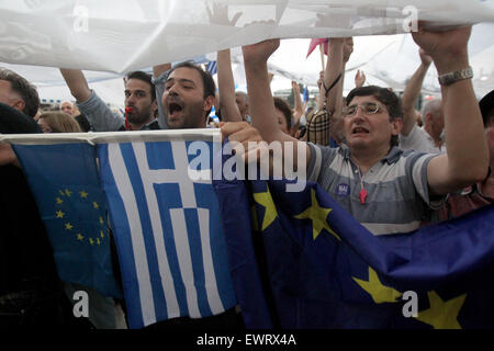 Athènes, Grèce. 30 Juin, 2015. Des milliers de Grecs de prendre part à un rassemblement d'exhorter les électeurs à dire "oui" dans le référendum le 5 juillet à Athènes, Grèce, le 30 juin 2015. La Grèce a organisé un camp euro pro nouveau rassemblement devant le Parlement dans le centre d'Athènes, mardi soir, que l'Eurogroupe a été la tenue d'une conférence téléphonique d'urgence à la recherche d'un accord de la dette dernière minute pour éviter un effondrement financier et possible Grexit cet été. © Marios Lolos/Xinhua/Alamy Live News Banque D'Images