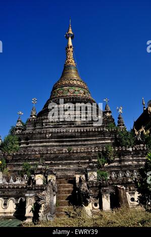 Chiang Mai, Thaïlande : pierre gris foncé Chedi en forme de cloche avec une base renforcée et doré au Wat Chetawan spire Banque D'Images