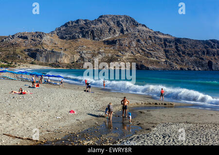 Plage de Plakias, sud de la Crète plage Grèce paysage avec les gens Banque D'Images