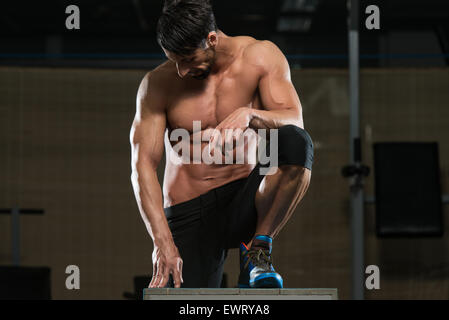 Portrait d'un jeune homme en bonne condition physique après l'effort au repos Banque D'Images